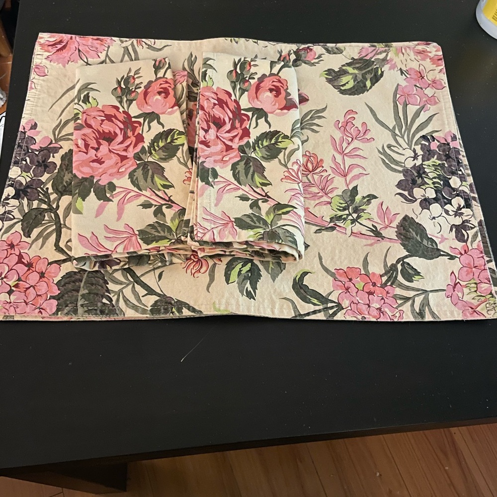 Lovely floral placemats with napkins